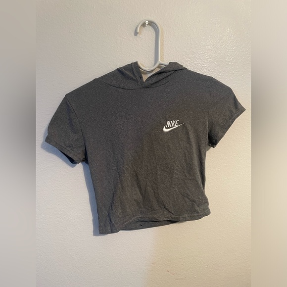 Nike short sleeve hooded crop top - Picture 2 of 4